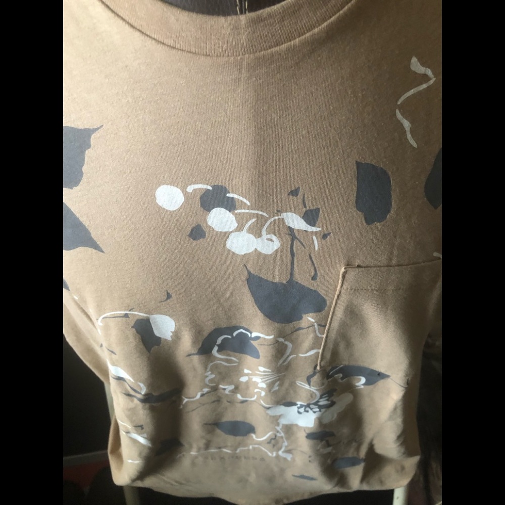 Mens tee - short sleeves. Mens large. Can be unisex. Floral design. 29 inch. L.